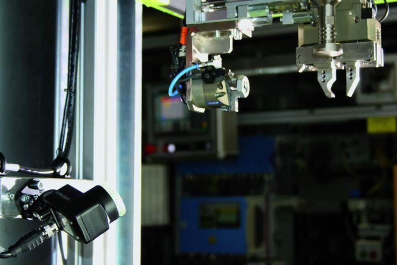 Unterschiedlichste Werkzeuge werden dauerhaft mit dem einfachen Verfahren von Bohrungen und Einstichen  codiert und diese Binärcodes werden von den Vision-Sensoren kontrolliert. Bilder: Cognex (Archiv: Vogel Business Media)
