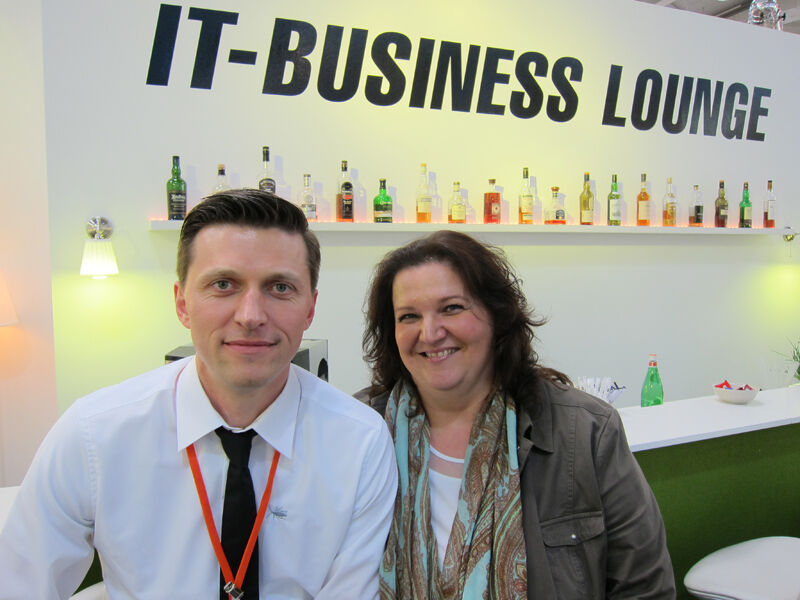 Lilli Kos, IT-BUSINESS, mit Christian Heselhaus, GWAVA (Bild: IT-BUSINESS)