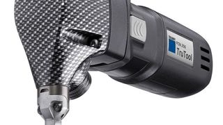 Mit Trumpfs neuestem Nibbler, dem Trutool FCN 250, könnten alle Faserverbundwerkstoffe, wie CFK, GF, und AFK ohne Delamination, Ausfransen oder Staubemissionen präzise und ermüdungsfrei per Hand geschnitten werden. (Trumpf)