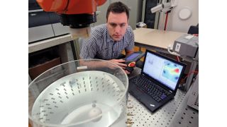 Bild 1 | EIT-Phantom (links im Bild): Dr. Pascal Gaggero beim Auswerten der Messungen am als Thorax nachgebildeten zylindrischen Messsystem in den Labors der Berner Fachhochschule in Biel. (Bild: BFH-TI Biel)