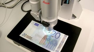 Abb. 1: Das Leica DVM5000 hilft mit hohen Vergrößerungen, flexiblen Zoom-Optiken und hoher Schärfentiefe bei der Analyse von Falschgeld.  (Bild: Deutsche Bundesbank)