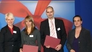 Birgit Behrens (ZDK, li.) und Dorothee von Baudissin (AKA, re.) gratulierten den AKA-Top-Trainees Stefanie Siebert und Bernd Schäfer. (Archiv: Vogel Business Media)