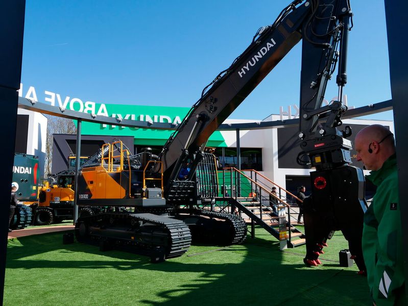 Bei Hyundai standen die neuen Raupenbagger HX360L und HX400L im Mittelpunkt. Mit 341 PS und einem Drehmoment von 1.460 Nm liefert der DX08-Dieselmotor 23 Prozent mehr Leistung als seine Vorgänger. (Bild: Sandro Kipar/VCG)