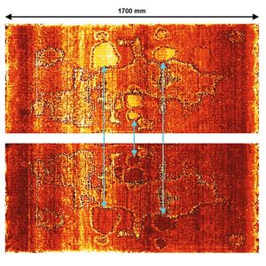 Anhand der Fluoreszenz misst der F-Scanner den Schmiermittelauftrag auf zwei Aluminiumplatinen bei der Herstellung von Autokarosserien. Während des Stapelns der Platinen kommt es zur Übertragung des Schmiermittels bei aufeinanderliegenden Blechen. Die Falschfarbendarstellung zeigt neben der Quantität auch die strukturelle Verteilung mit hoher Ortsauflösung. Das Bild enthält wichtige Informationen für die Weiterverarbeitung. (Bild:  Fraunhofer-IPM)
