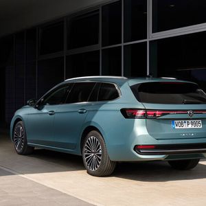 Am Heck macht jetzt ein wagenbreites Leuchtenband oberhalb der Rückleuchten auf sich aufmerksam und verhilft zu mehr optischer Breite als es das um nur zwei Zentimeter auf jetzt 1,85 Meter gewachsene Maß vermuten lässt.(Bild:  Volkswagen)