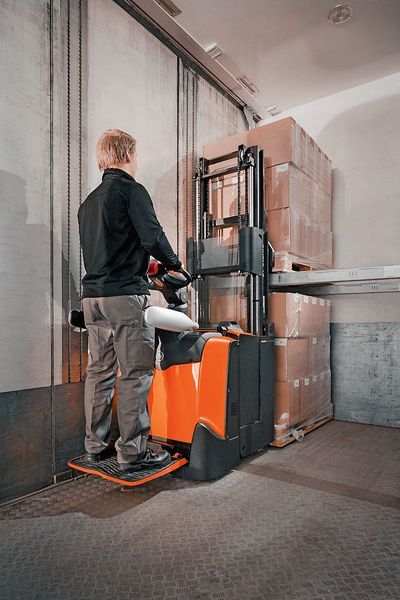 Die P-Serie mit Plattform umfasst elf Modelle mit Traglasten von 1,2 bis 2 t und wurde insbesondere für das Be- und Endladen von Lkw sowie den Einsatz in Lagerhäusern, Verteilerzentren und Geschäften entwickelt. (Bild: TMHD)