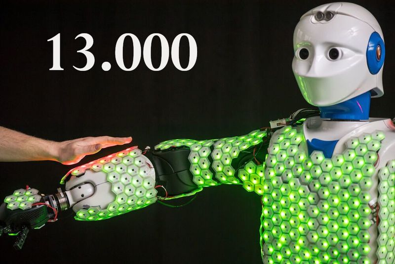 Sensoren auf der künstlichen Haut des Roboters H-1 sollen ihn sensibel machen. Die künstliche Haut besteht aus sechseckigen Zellen, die etwa die Größe einer Zwei-Euro-Münze haben. Jede ist mit einem Mikroprozessor und Sensoren ausgestattet, die Berührung, Beschleunigung, Annäherung und Temperatur messen. Damit nehmen die Roboter ihre Umwelt viel detaillierter und feinfühliger wahr. Das Resultat: Sie bewegen sich sicherer und Unfälle können besser vermieden werden. (Astrid Eckert / TUM )