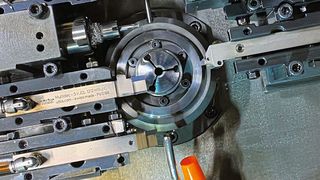 Blick auf die Hauptspindel der Tornos Multideco und die Anordnung der Utilis-​Drehwerkzeuge mit integrierter Innenkühlung.   (Bild: Utilis)