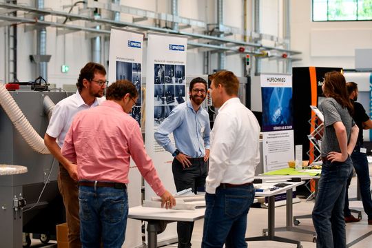 Was wäre eine Veranstaltung ohne Hausmesse? Deshalb konnte man auch in Sachen Trockenbearbeitung von Aluminiumprofilen mit Experten diskutieren und fachsimpeln.(Bild:  Fraunhofer-IPA)
