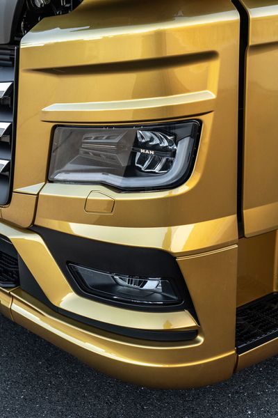 Die Scheinwerfer mit integriertem Tagfahrlicht und Blinker betonen die markante Front. (MAN Truck & Bus SE)