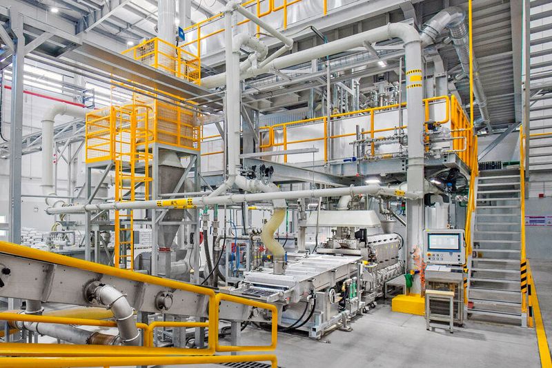 Blick auf die leistungsstarke Turnkey-Compoundieranlage von Krauss-Maffei, die bei Lanxess jetzt am Produktionsstandort Changzhou die Fertigungskapazitäten für Polyamide und Polyethylentherephthalat erhöht. Damit soll der Leichtbau mit Blick auf die boomende Elektromobilität in China unterstützt werden. (Bild: Krauss-Maffei)