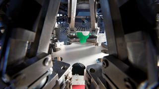 Bild 1: In der Verstreckvorrichtung wurden die Kraft-Dehnungs-Verläufe an achteckigen Proben ermittelt. Damit die Messungen unter praxisgerechten Fertigungsbedingungen ablaufen, wurde die Vorrichtung in eine Thermoformanlage integriert. (Bild: Winandy)