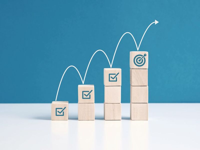 „Was ist eigentlich unser Ziel?“ Ein gemeinsames Ziel schweißt das Team zusammen und gibt der Arbeit eine klare Richtung. Stellen Sie sicher, dass alle Beteiligten die übergeordneten Ziele verstehen und sich mit ihnen identifizieren können. Auf diese Weise entsteht nicht nur Motivation – auch die Priorisierung von Aufgaben fällt leichter. Gemeinsame Zielvereinbarungen schaffen eine Basis für erfolgreiches Handeln und minimieren mögliche Konflikte.   (Bild: © Cagkan - stock.adobe.com)