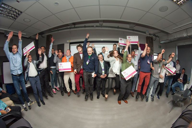 Die glücklichen Gewinner springen vor Freude in die Luft. (ChallengeUp)