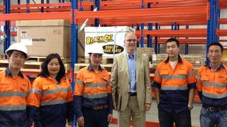 Geschäftsführer Ingo F. Schreiber (Mitte) bei der Abnahme des Regalsystems von Schulte Lagertechnik durch Mitarbeiter der Transwest Mongolia in Ulan Bator. (Bild: Gebr. Schulte)