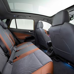 Elektrisch für Vier: Auch auf der Rücksitzbank ist ausreichend Platz.(Bild:  Volkswagen)