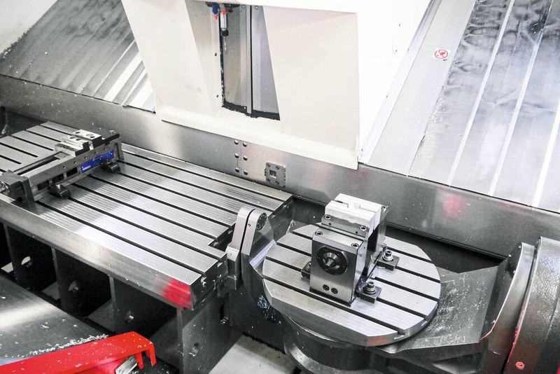 Durch den Dreh-Schwenktisch und den festen Maschinentisch bietet die RS 605 K20 von Hedelius eine große Einsatzflexibilität auf kompaktem Raum für die Produktion kleiner und großer Teile. (Hedelius)