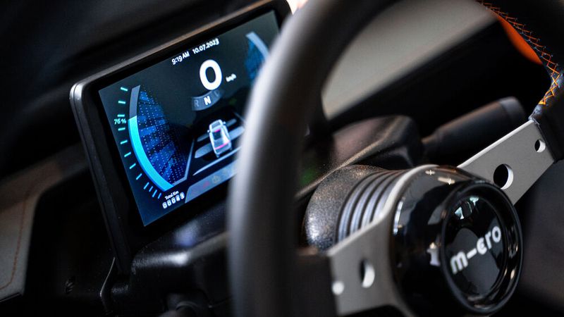 Hinter dem Lenkrad prangt ein digitales Cockpit. (Bild: Micro Mobility Systems)