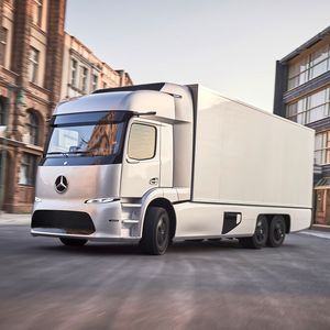 Mercedes ging mit dem „Urban e-Truck“ auf der IAA 2016 in die Offensive. Die Studie ist für den Hersteller aber noch nicht praxistauglich genug.(Bild:  Daimler AG)