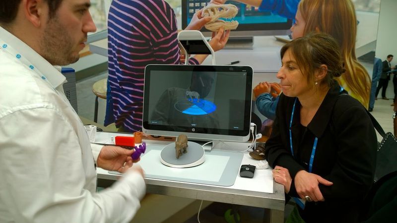Mit dem zusätzlichen USB-Drehteller wird der mit einer Intel-Realsense-Kamera ausgestattete Sprout zu einem leistungsfähigen 3D-Scanner. (Bild: Vogel-IT)