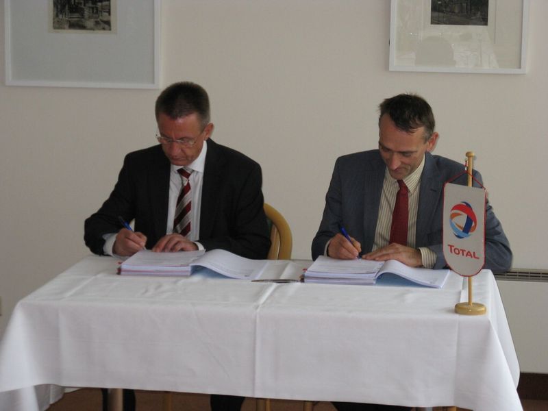 Wolfgang Kursch, EDL, mit Dr. Reinhard Hanisch, Total, bei der Vertragsunterzeichnung für das Anlagenrevamp der Raffinerie in Leuna. (Bild: Pörner)