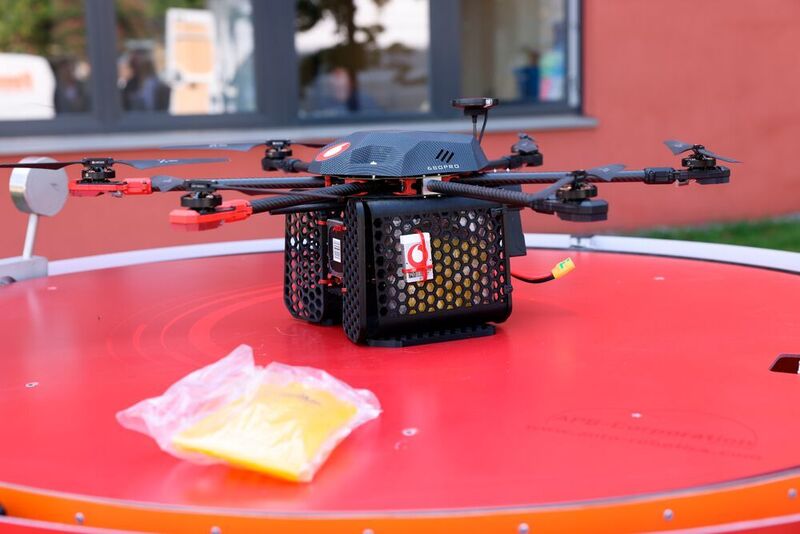 5G-Drohne mit parentaler Nahrung für Frühchen (Voidafone)
