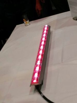 Das rote Licht ist die dominante Farbe der Außenbeleuchtung für die Arena, da sie auch gleichzeitig die Vereinsfarbe des FC Bayern ist. (Bilder: Hendrik Härter, ELEKTRONIKPRAXIS)