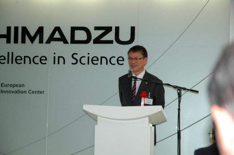 Shuzo Maruyama, Gemeral Manager Analytical and Measuring Instruments, Shimadzu Corporation stellte das Innovation Center Konzept vor. (Ottleben / LABORPRAXIS)
