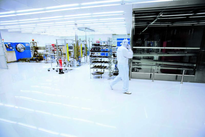 Bei Endress und Hauser in Maulburg werden hoch belastbare Drucksensoren aus Keramik durchgängig im Reinraum produziert. Diese Produktionsmaßnahme ist notwending, um hohe Fertigungsqualität zu erreichen.   (Bild: Endress und Hauser)