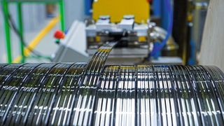 Wenn Stahlseile im Aufzug versagen würden, übernehmen CFK-Bänder den Transport der Kabine buchstäblich mit Leichtigkeit, sagt Exel Composites. Lesen Sie hier, warum das so ist... (Exel Composites)