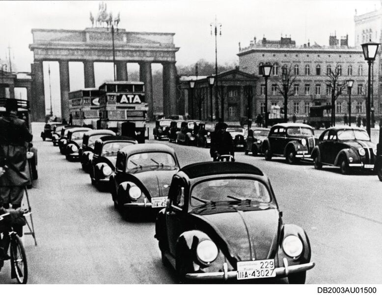 Mit dem Kdf-Wagen wollten die Nazis Deutschland die Massenmotorisierung ermöglichen. „Fünf Mark in der Woche musst Du sparen, willst Du im eigenen Wagen fahren“ , titelte das extra für den Käfer ins Leben gerufene Sparkartensystem. (Volkswagen AG)