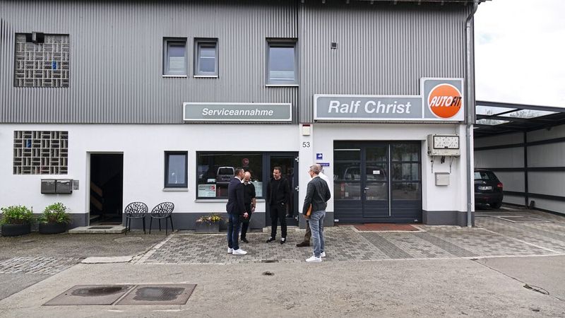 Die Jury schaut nicht nur bei großen Gruppen vorbei, sondern auch bei kleinen Betrieben, die im Bereich Digitalisierung durchaus einiges bewegen – wie Ralf Christ Kfz-Meisterfachbetrieb in Nersingen-Leibi im bayerischen Landkreis Neu-Ulm. (Bild: Ralf Christ Kfz-Meisterfachbetrieb)