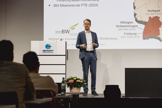 Dr. Karl-Peter Fritz von Hahn‑Schickard stellte vier Integrationsstufen vor, mit einem Quick Check, der Aufwand und Nutzen eines Retrofit-Projekts schnell sichtbar macht.(Bild:  Stefan Bausewein/VCG)