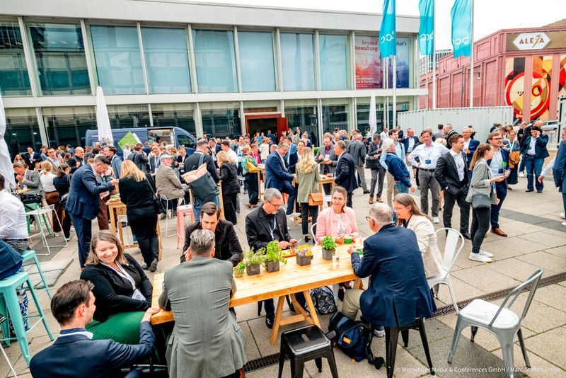 Auch für das leibliche Wohl der Teilnehmenden war gesorgt, besonders beliebt: die Angebote der Foodtrucks im Außenbereich.  (Bild: © Wegweiser Media & Conferences GmbH / Marc-Steffen Unger)