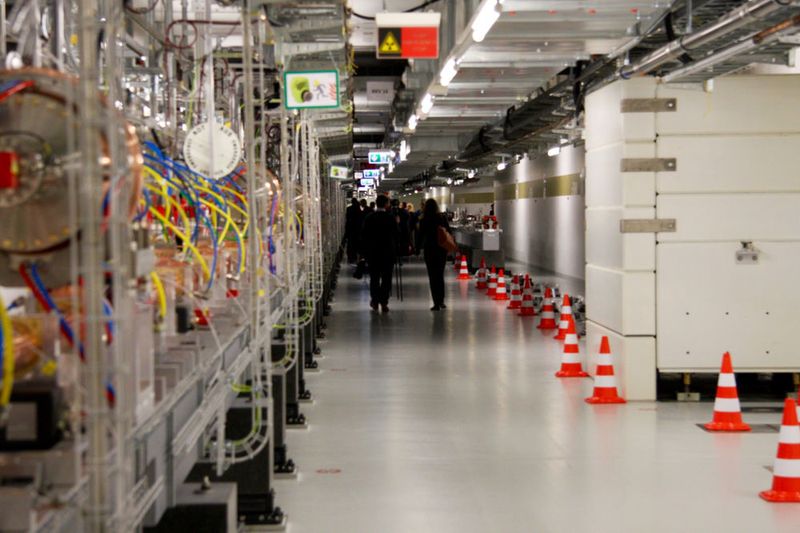 Der SwissFEL befindet sich in einem 740 Meter langen Tunnel und besteht aus Injektor, Linearbeschleuniger, Undulatoren und Messplätze. Für dieses Strecke braucht er 10 Femtosekunden oder 0,000 000 000 000 001 sec. (Sergio Caré / VBM)