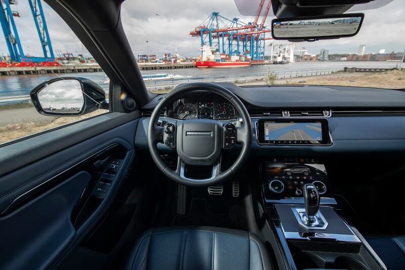 Das Cockpit ist fahrerorientiert, die Zahl der Bedienelemente hat der Hersteller reduziert. (Land Rover)