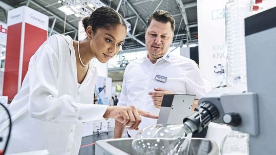 Die Fachausstellung wird neben Wissenschaftskonferenz und praxisorientiertem Begleitprogramm ein wichtiger Eckpfeiler der Analytica USA sein. (Bild:  Messe München)