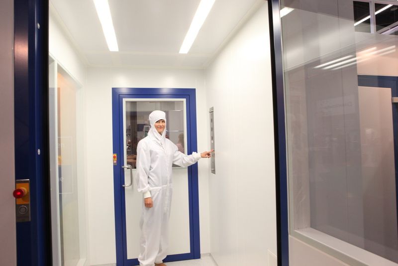 Mit dem Cleanroom Village, unterstützt durch den Tüv Süd Cleancert, und dem Clean Room Congress, organisiert von der Arbeitsgemeinschaft Pharmazeutische Verfahrenstechnik (APV) und Concept Heidelberg, finden Sterilexperten auf der Fachmesse für Life Science Prozesstechnologien eine praxisorientierte Plattform, um sich über Planung, Bau und Betrieb reiner und reinster Räume in Fertigung, Forschung und Labor zu informieren. (Bild: Nürnberg Messe)