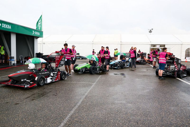 Etwa 400 Teams treten bei der Formula Student Germany in ihren selbst konstruierten Rennwagen gegeneinander an. (Bild: FSG - Alex Grobe)