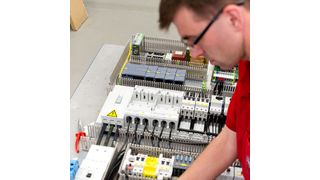 L&R Kältetechnik fertigt seine Schaltschränke schon länger selbst und bietet das jetzt auch als Dienstleistung für andere Unternehmen an. (Bild: L&R Kältetechnik)