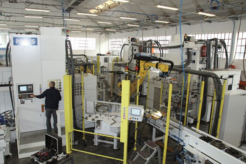 Bild 1: Die flexible Fertigungszelle wurde aus drei vertikalen Drehzentren mit kompletter Automatisierung aufgebaut. (Bild: Kroh)