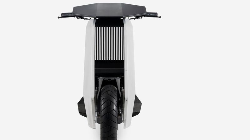 Das aus vielen Lichtstreifen bestehende Vorderlicht sieht interessant aus, doch nach einer im Straßenverkehr erlaubten Lösung sieht das nicht aus. (Bild: Infinite Machine)