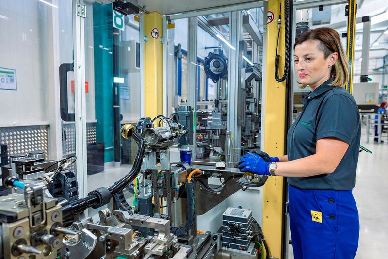 In der Fertigung vom Werk Kysuce stellt Schaeffler Motor- und Getriebesysteme, Lager, Aktuatorsysteme, Komponenten für E-Achsen und Hybridantriebe sowie Fahrwerkaktuatoren wie Wankstabilisatoren her. (Bild: Schaeffler/Juraj Sedlák)