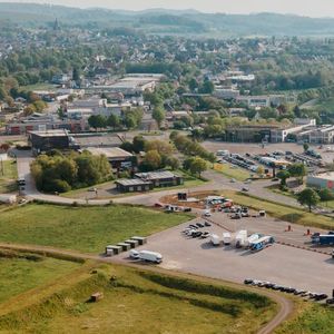 Der Ladepark (rechts unten, mit großem Parkplatz) befindet sich gegenüber dem Witteler-Stammhaus in Brilon. Links im Bild das Umspannwerk, das den Bau sehr erleichtert hat.(Bild:  138 Media)
