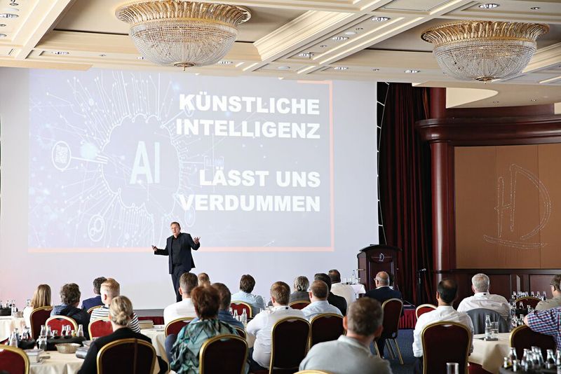 Keynote-Speaker Jens-Uwe Meyer stimmt die Teilnehmer auf zukünftige Herausforderungen durch KI ein. (Bild: Also)