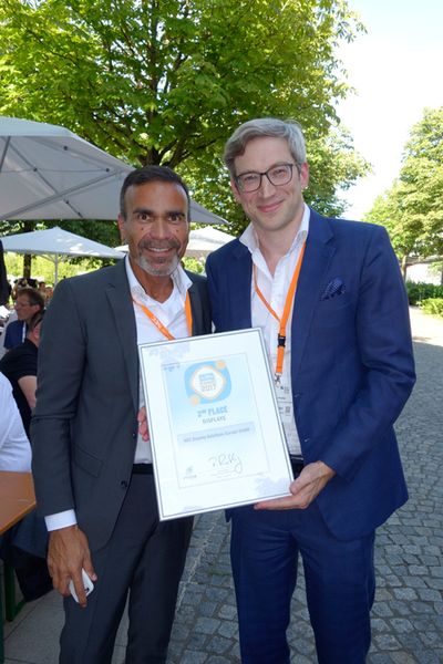 Das NEC Team (l.) Ismayil Basusta und Joachim Fischer mit den 2. Platz in der Kategorie 