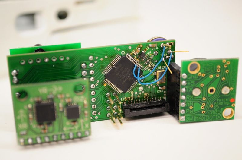 Rückseite der Sensorplatine mit Inertial-Sensoren (links) dem dsPIC-Prozessor (in der Mitte) und dem Ultraschall-Entfernungssensor (rechts) (Bild: tricorderproject.org)