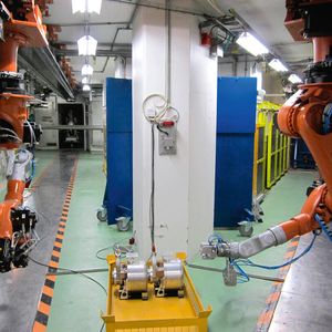 Da die Targets in radioaktiver Umgebung stehen und mit 25 kg nicht zu den Leichtgewichten gehören, kann der Wechsel nicht manuell erfolgen. Unterstützung bekommen die Forscher dabei von KUKA-Robotern.