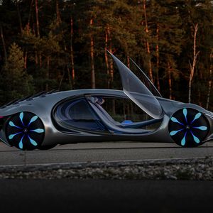 Die Flügeltüren sind vollständig aus Glas gefertigt, sie erinnern an die Flügel einer Libelle.(Bild:  Daimler)