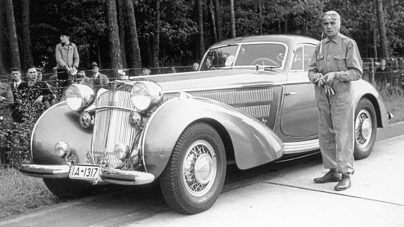 Der berühmte Rennfahrer Bernd Rosemeyer und sein Horch 853 Coupé von 1937 mit Erdmann & Rossi-Karosserie. Die Fahrzeuge des Typs 850/851/853/855 und 951 hatten einen 5-Liter-Achtzylinder-Reihenmotor, der 100 bis 120 PS leistete. Insgesamt entstanden nur rund 2.200 Fahrzeuge dieser Reihe. (Bild: Audi)